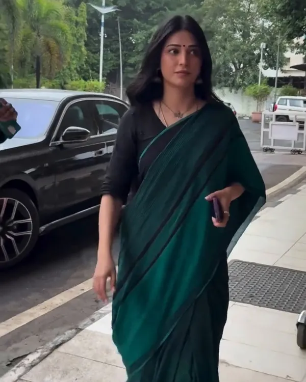 Vrinda_Ratri_-_Kajal_Aggarwal_in_Graceful_Green_Linen_Saree_with_Black_Detailing_&_Blouse_Piece