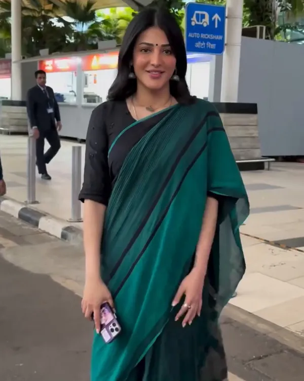 Vrinda_Ratri_-_Kajal_Aggarwal_in_Graceful_Green_Linen_Saree_with_Black_Detailing_&_Blouse_Piece