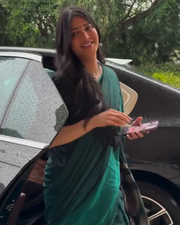 Vrinda_Ratri_-_Kajal_Aggarwal_in_Graceful_Green_Linen_Saree_with_Black_Detailing_&_Blouse_Piece