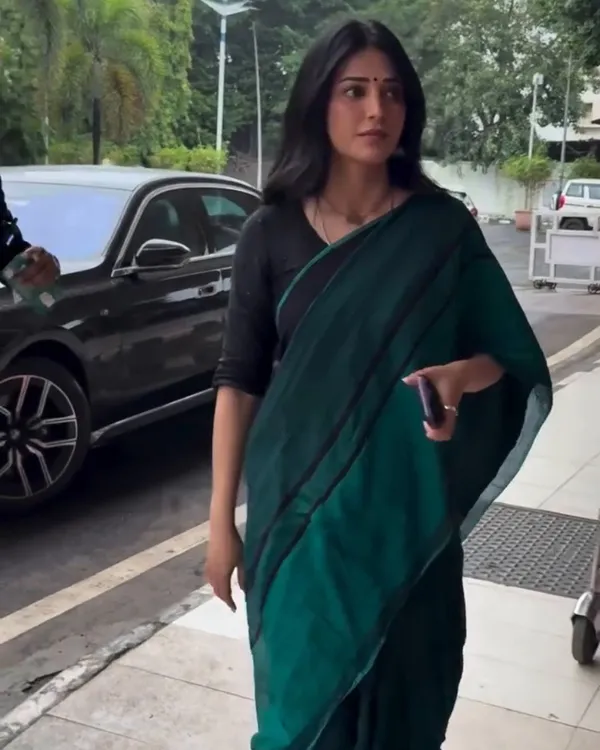 Vrinda_Ratri_-_Kajal_Aggarwal_in_Graceful_Green_Linen_Saree_with_Black_Detailing_&_Blouse_Piece