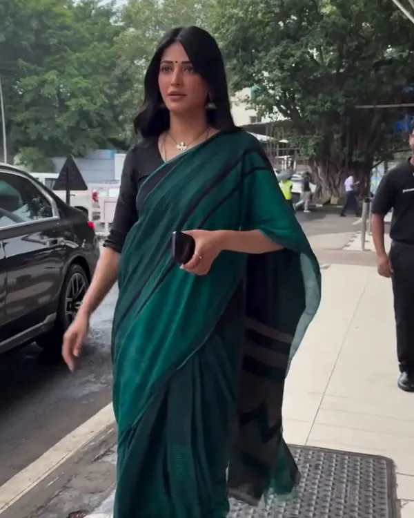 Vrinda_Ratri_-_Kajal_Aggarwal_in_Graceful_Green_Linen_Saree_with_Black_Detailing_&_Blouse_Piece