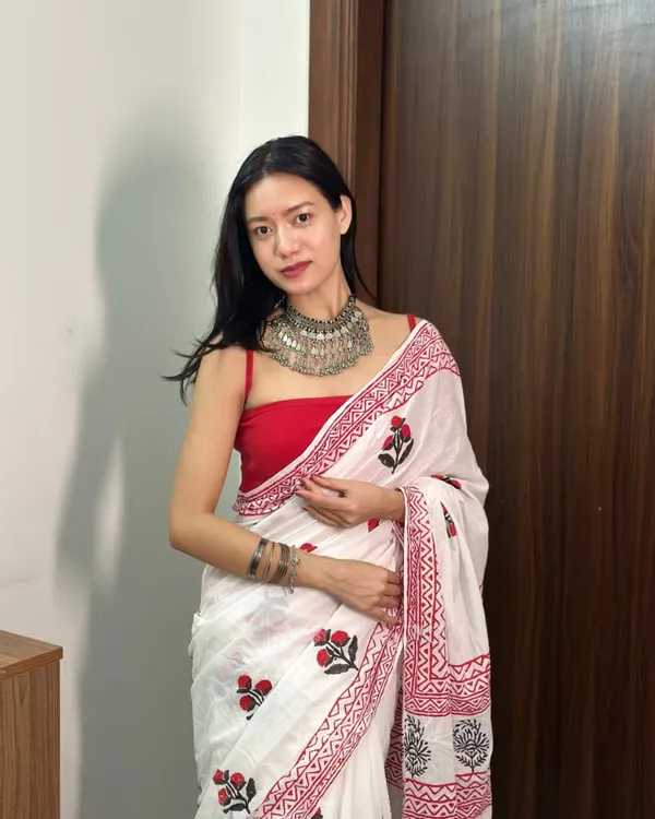 White_Color_1_Minute_Ready_To_Wear_Mulmul_Cotton_Digital_Printed_Saree_With_Pocket