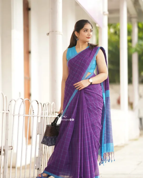 Jamuni_Kanth_-_Elegant_Purple_Linen_Saree_with_Square_Motifs_&_Red_Broad_Border_with_Blouse_Piece