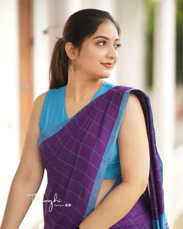 Jamuni_Kanth_-_Elegant_Purple_Linen_Saree_with_Square_Motifs_&_Red_Broad_Border_with_Blouse_Piece