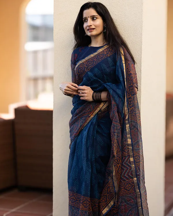 Neel_Pushp_-_Floral_Navy_Linen_Saree_with_Same-Tone_Blouse_Piece