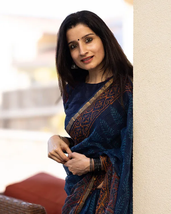 Neel_Pushp_-_Floral_Navy_Linen_Saree_with_Same-Tone_Blouse_Piece