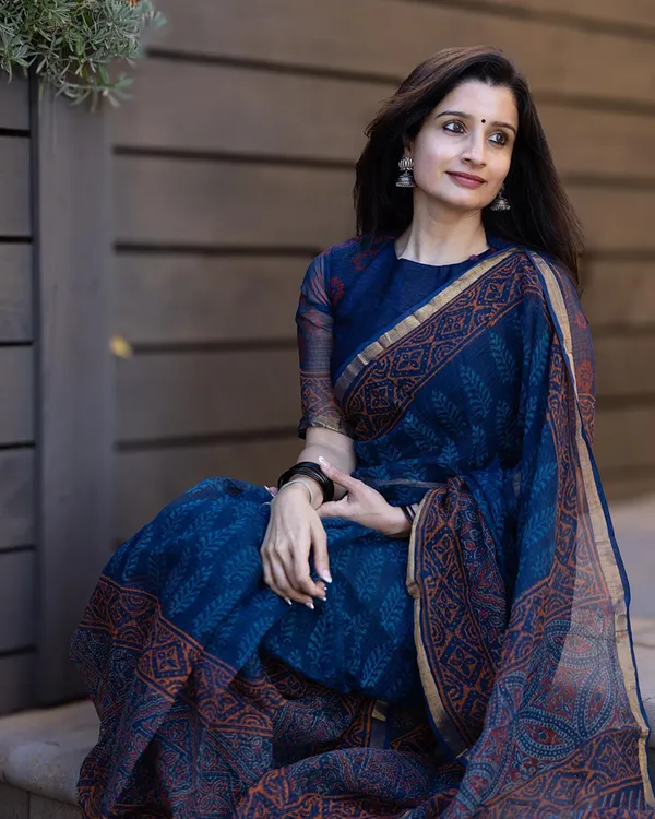 Neel_Pushp_-_Floral_Navy_Linen_Saree_with_Same-Tone_Blouse_Piece