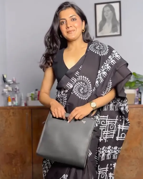 Kaala_Nritya_-_Black_Linen_Saree_with_Bold_Human_Figure_Pattern_&_Blouse