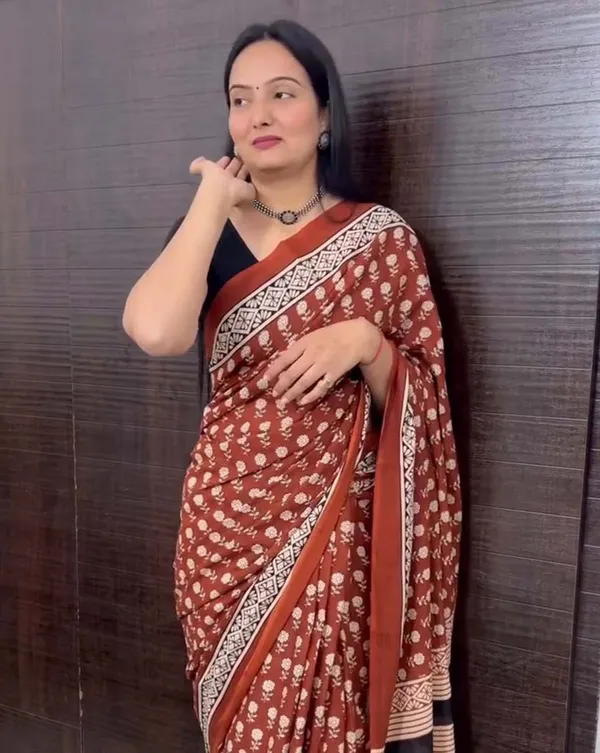 Dusky_Flame_-_Dark_Saffron_Saree_with_Black_Contrast_Blouse