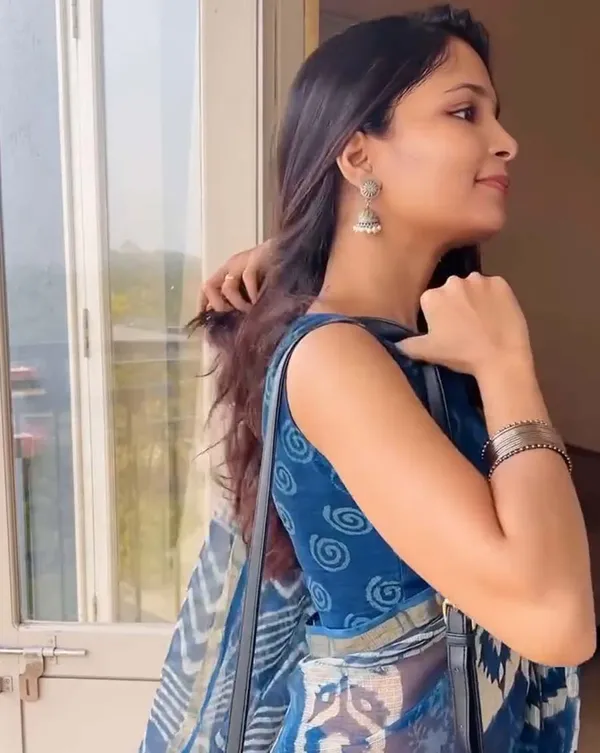Neela_Tara_-_Blue_Color_Linen_Saree_with_Matching_Blouse_Piece