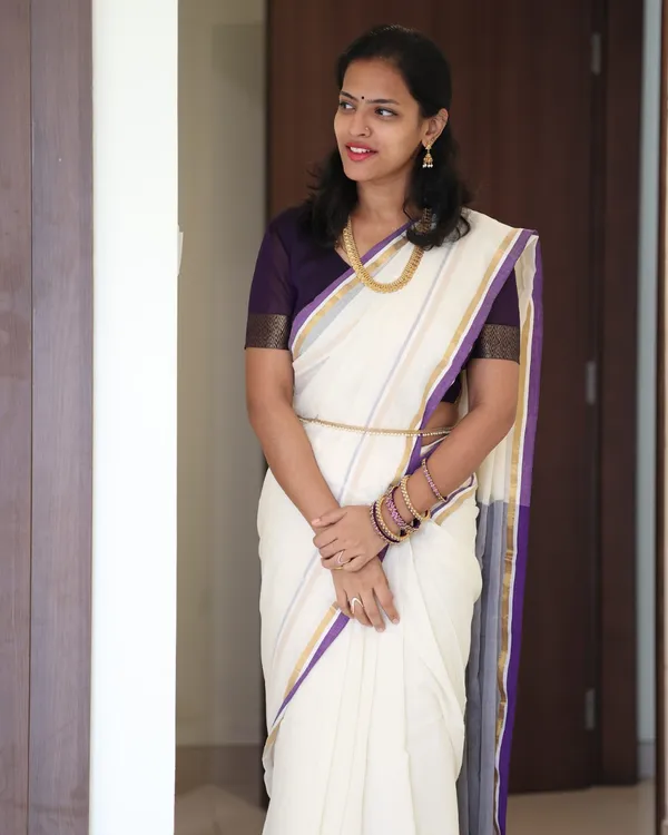 Shubhra_Suvarna_-_Pure_White_Linen_Saree_with_Purple_&_Golden_Border_Line_with_Blouse_Piece