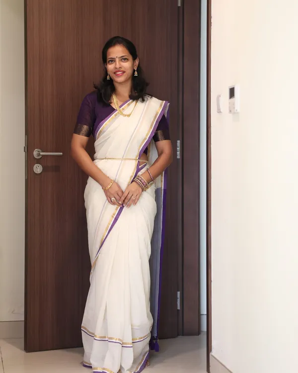 Shubhra_Suvarna_-_Pure_White_Linen_Saree_with_Purple_&_Golden_Border_Line_with_Blouse_Piece