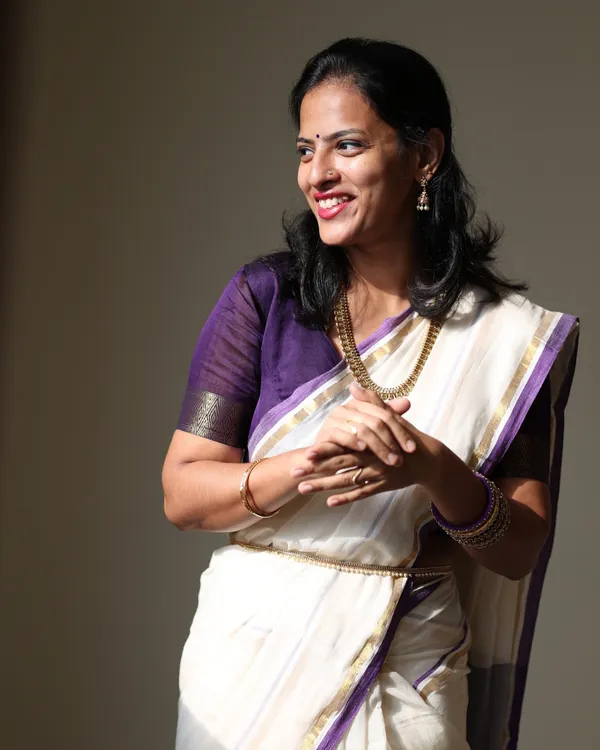 Shubhra_Suvarna_-_Pure_White_Linen_Saree_with_Purple_&_Golden_Border_Line_with_Blouse_Piece