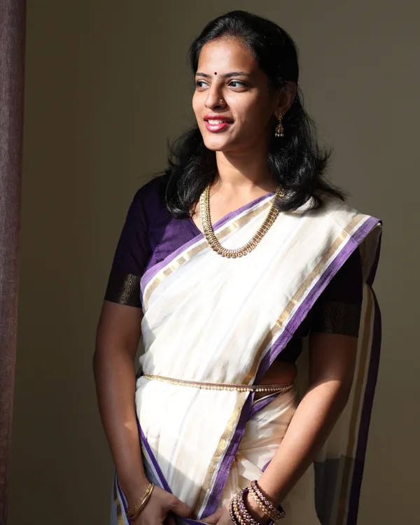 Shubhra_Suvarna_-_Pure_White_Linen_Saree_with_Purple_&_Golden_Border_Line_with_Blouse_Piece