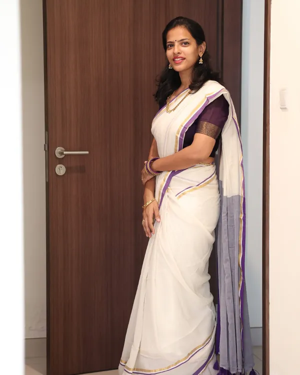Shubhra_Suvarna_-_Pure_White_Linen_Saree_with_Purple_&_Golden_Border_Line_with_Blouse_Piece