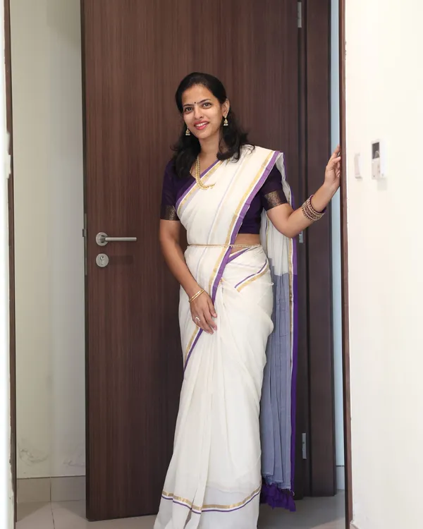 Shubhra_Suvarna_-_Pure_White_Linen_Saree_with_Purple_&_Golden_Border_Line_with_Blouse_Piece