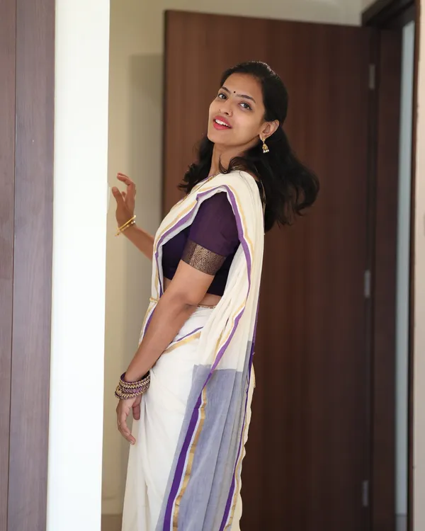 Shubhra_Suvarna_-_Pure_White_Linen_Saree_with_Purple_&_Golden_Border_Line_with_Blouse_Piece