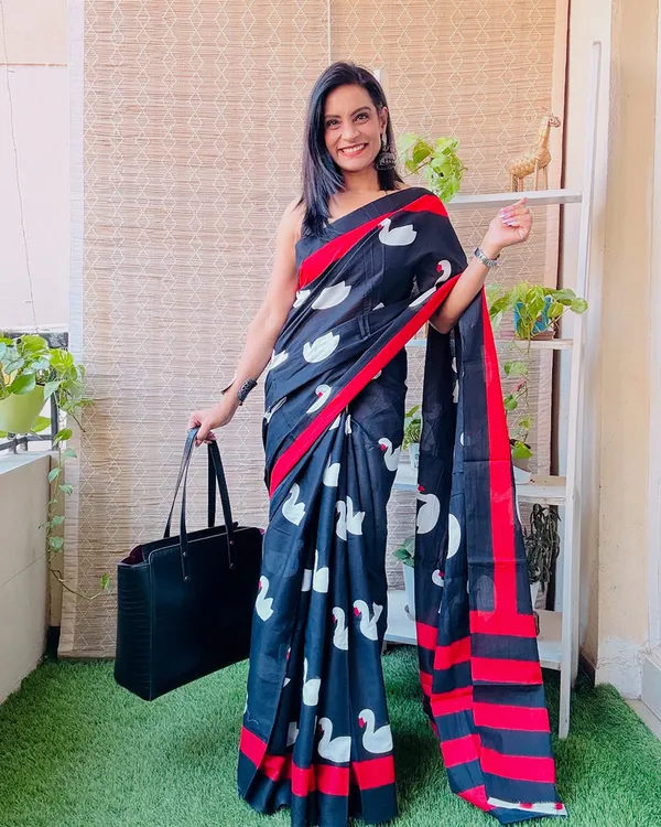 Kaala_Canvas_-_Linen_Drape_with_Duck_Prints,_Red_Border_&_Black_Blouse