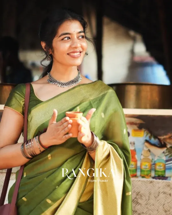 Parrot_Green_Premium_Cotton_Silk_Saree_With_Classy_Blouse_and_tassels