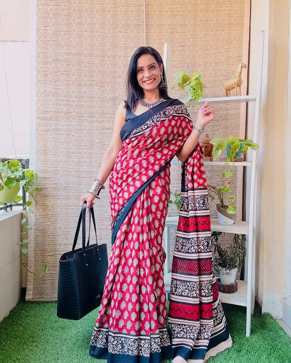 Maroon_Melody_-_Maroon_Linen_Elegance_with_All_Over_Floral_&_Contrast_Black_Blouse