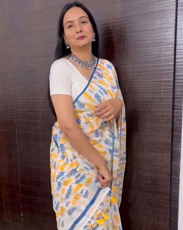 Icy_Edge_-_White_Linen_Saree_with_Small_Blue_Border_&_White_Blouse