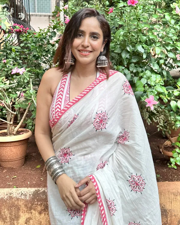 Tara_Sindoor_-_Pure_White_Saree_with_Big_Flower_Print_&_Red_Border_with_Blouse_Piece