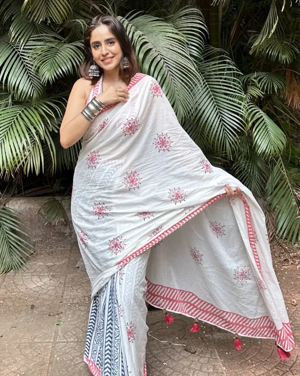 Tara_Sindoor_-_Pure_White_Saree_with_Big_Flower_Print_&_Red_Border_with_Blouse_Piece