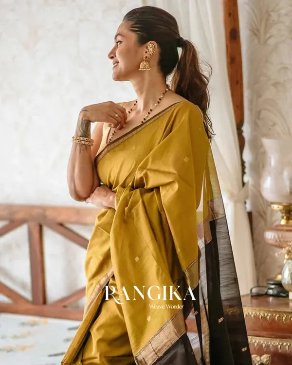 Mustard_Yellow_And_Black_Premium_Cotton_Silk_Saree_With_Classy_Blouse_and_tassels