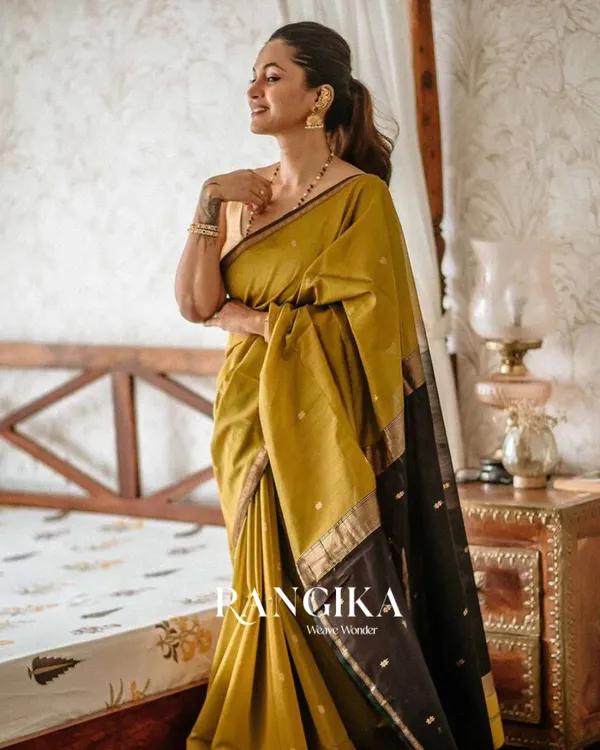 Mustard_Yellow_And_Black_Premium_Cotton_Silk_Saree_With_Classy_Blouse_and_tassels