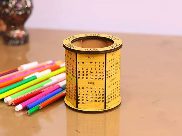 Wooden_Calendar_with_Pen_Stand_–_Acryylovision