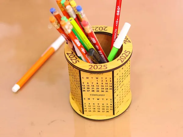 Wooden_Calendar_with_Pen_Stand_–_Acryylovision