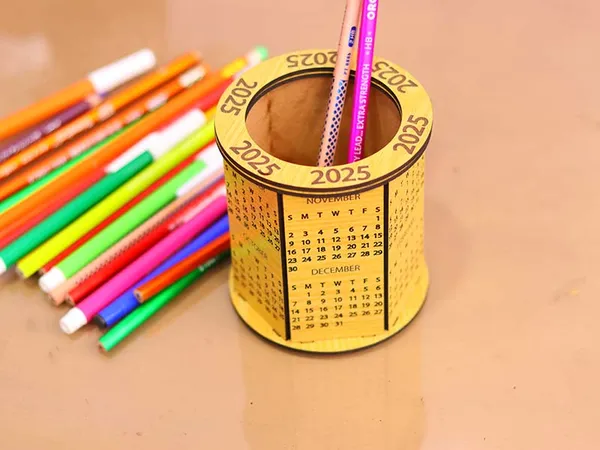 Wooden_Calendar_with_Pen_Stand_–_Acryylovision