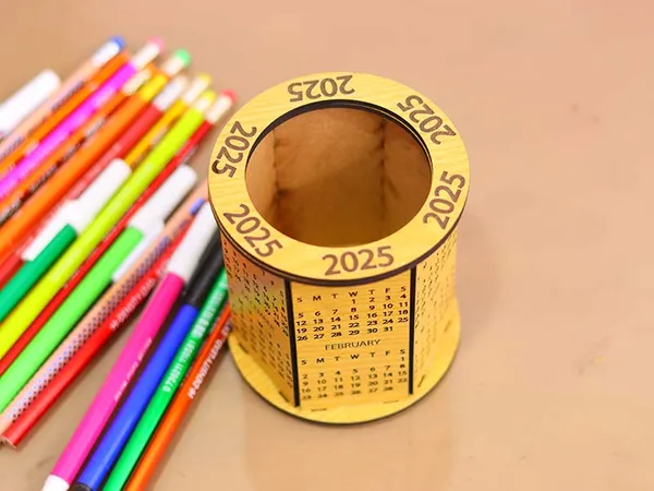 Wooden_Calendar_with_Pen_Stand_–_Acryylovision