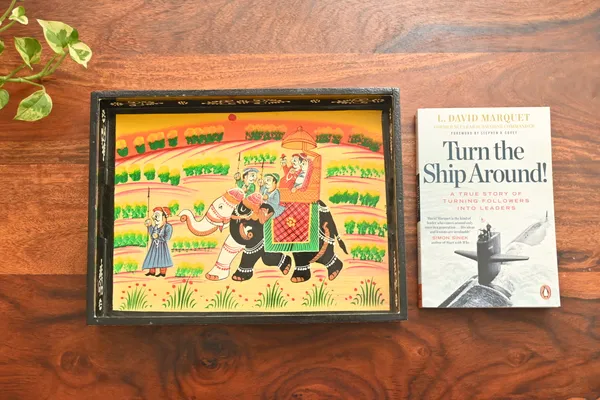 Antique_King_Procession_Handpainted_Wooden_Tray_-_Set_Of_3