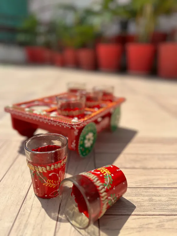 Chai_On_Wheels_-_Set_Of_6_Decorative_Glasses_With_Cart