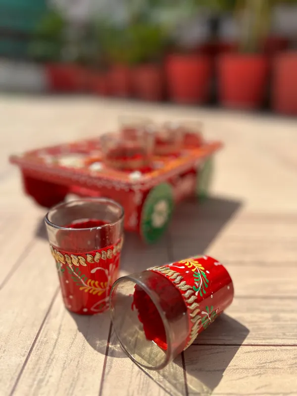 Chai_On_Wheels_-_Set_Of_6_Decorative_Glasses_With_Cart