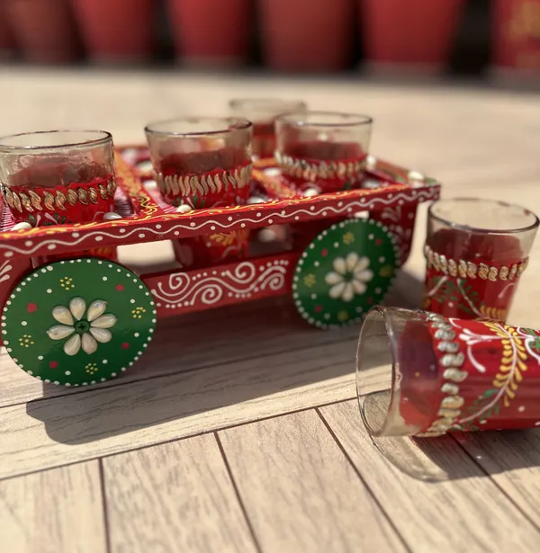 Chai_On_Wheels_-_Set_Of_6_Decorative_Glasses_With_Cart