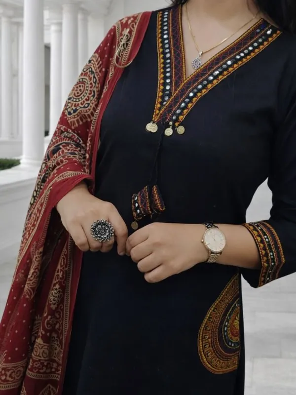 Giva_Kurti_Women_Ethnic_Motifs_Embroidered_Regular_Thread_Work_Kurta_with_Trousers_&_With_Dupatta