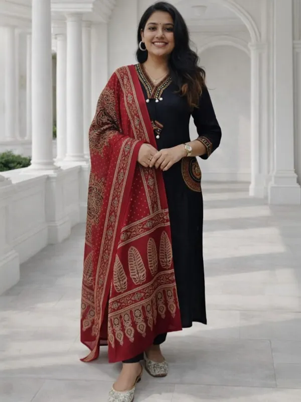 Giva_Kurti_Women_Ethnic_Motifs_Embroidered_Regular_Thread_Work_Kurta_with_Trousers_&_With_Dupatta