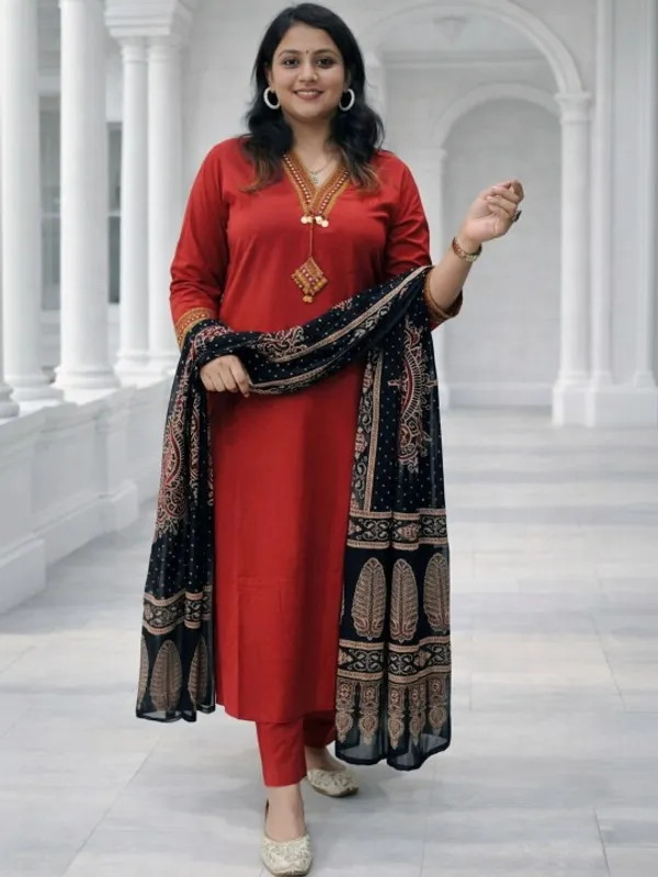 Women_Ethnic_Motifs_Embroidered_Regular_Thread_Work_Kurta_with_Trousers_&_With_Dupatta