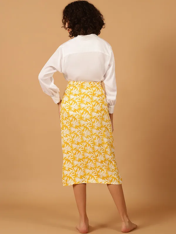 White_&_Yellow_Leaf_Printed_Vacation_Wear_Set