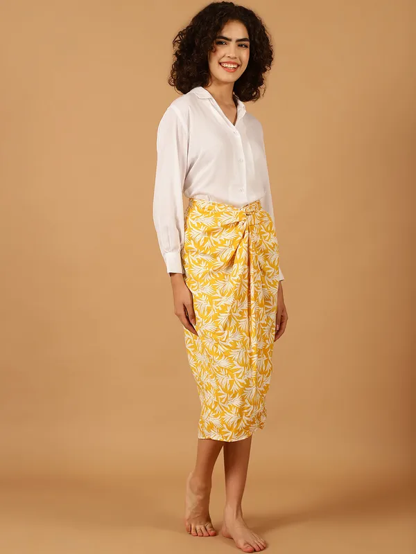 White_&_Yellow_Leaf_Printed_Vacation_Wear_Set