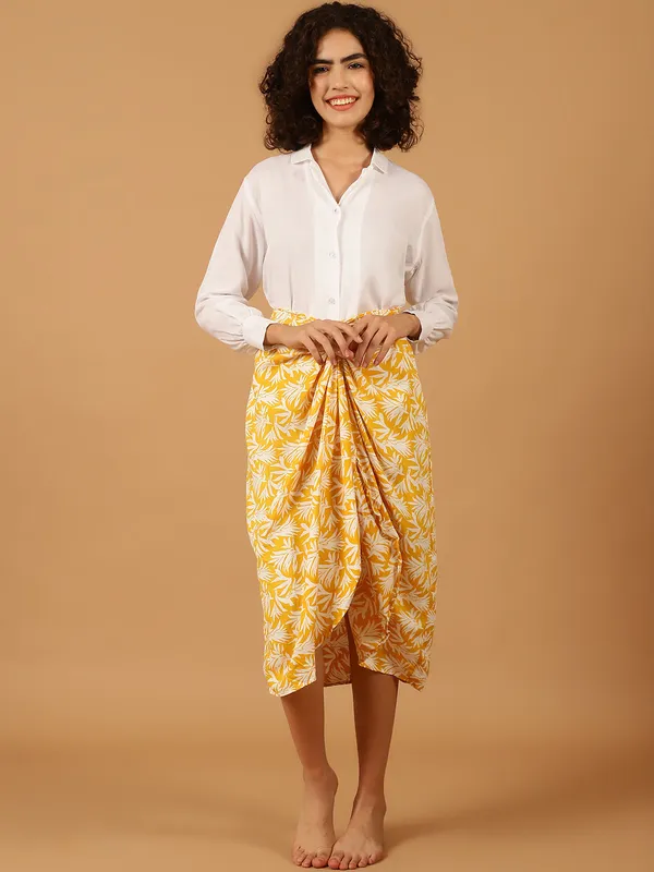 White_&_Yellow_Leaf_Printed_Vacation_Wear_Set
