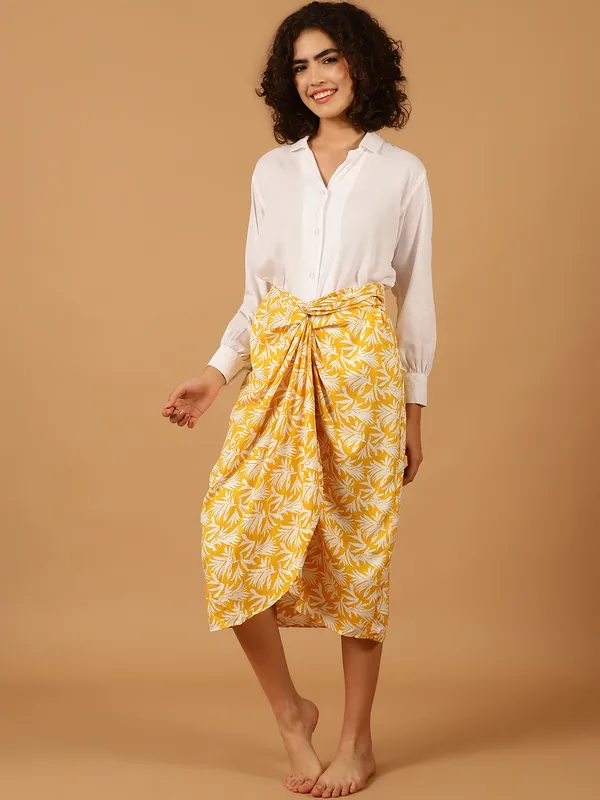 White_&_Yellow_Leaf_Printed_Vacation_Wear_Set