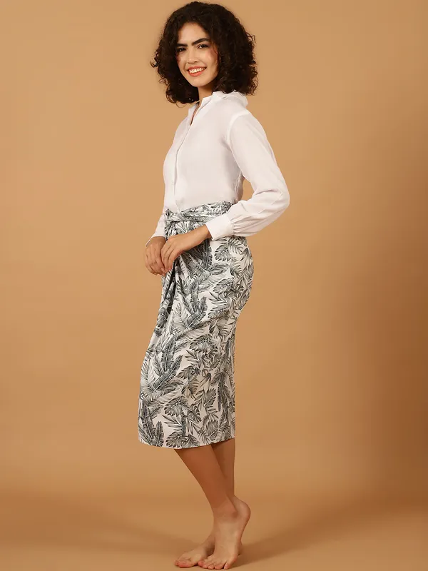 White_&_Grey_Tropical_Printed_Vacation_Wear_Set