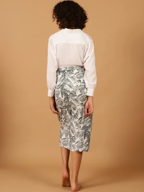 White_&_Grey_Tropical_Printed_Vacation_Wear_Set