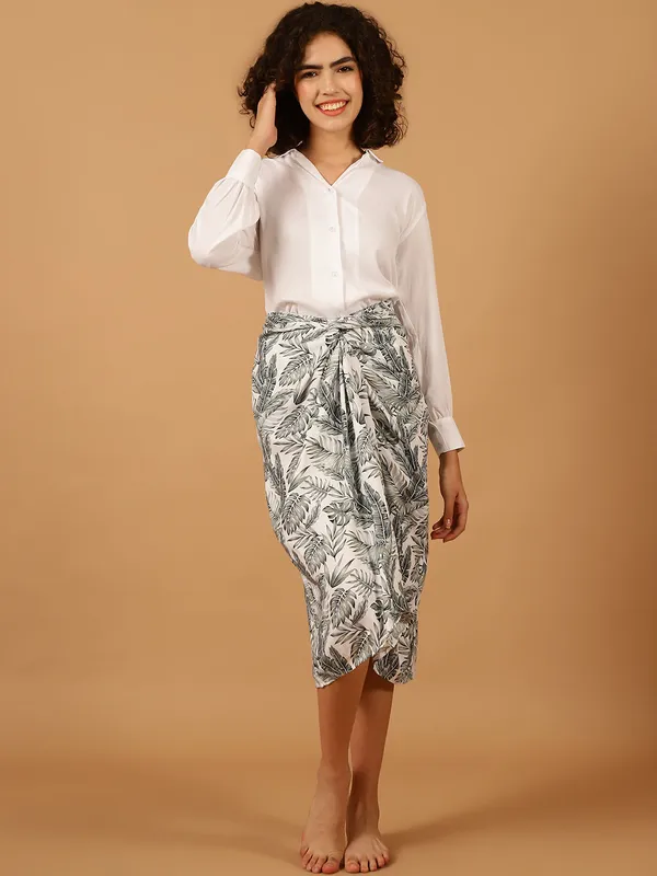 White_&_Grey_Tropical_Printed_Vacation_Wear_Set