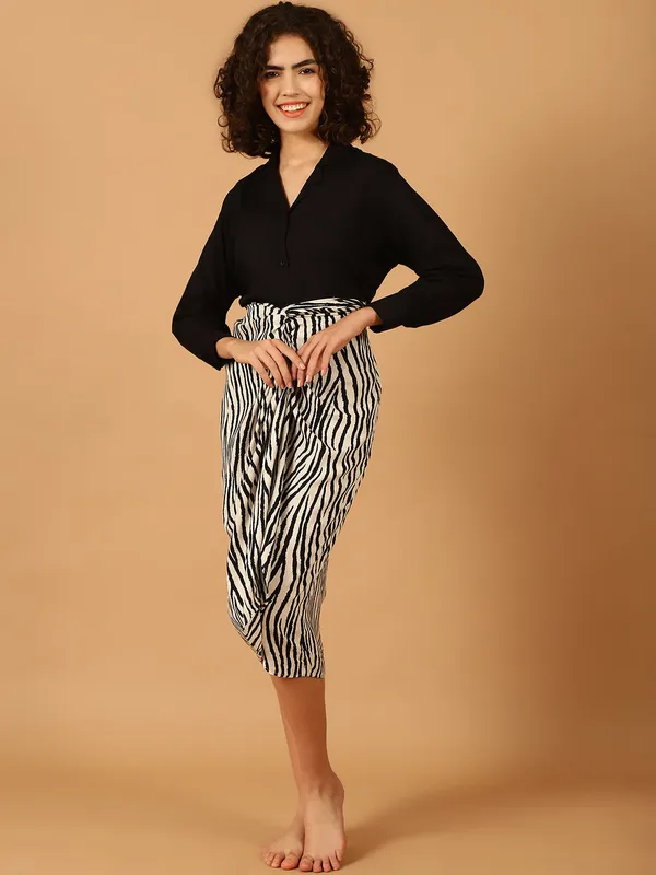 Black_Shirt_With_Zebra_Printed_Vacation_Wear_Set