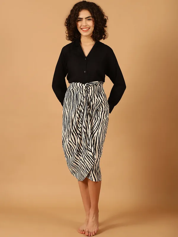 Black_Shirt_With_Zebra_Printed_Vacation_Wear_Set