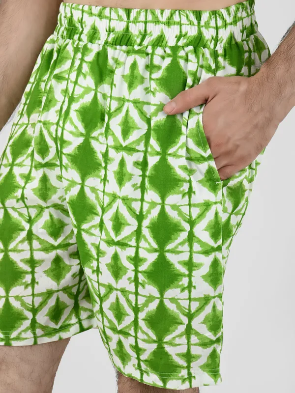 Green_Geometric_Printed_Regular_Shorts_for_Men